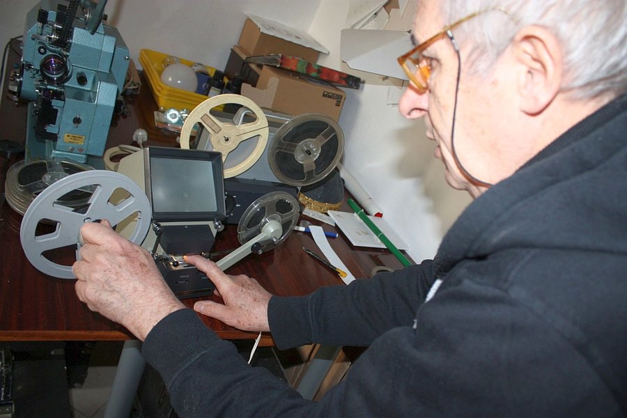 Stefan Drobner przy pracy nad ośmiomilimetrowymi filmami 