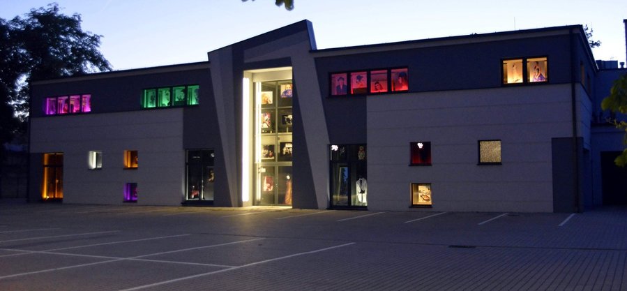 Choinka przystrojona przez mieszkańców stanie na placu KOK