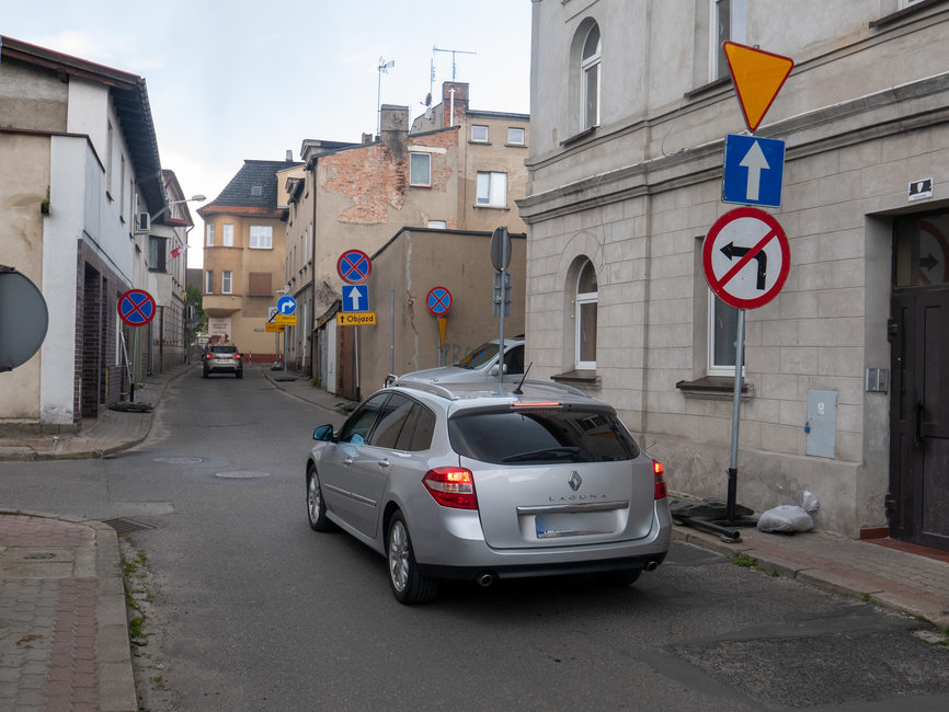 Jadąc ul. Garbarską należy ustąpić pierwszeństwa przejazdu pojazdom wyjeżdżającym z ul. Masztalerza. 