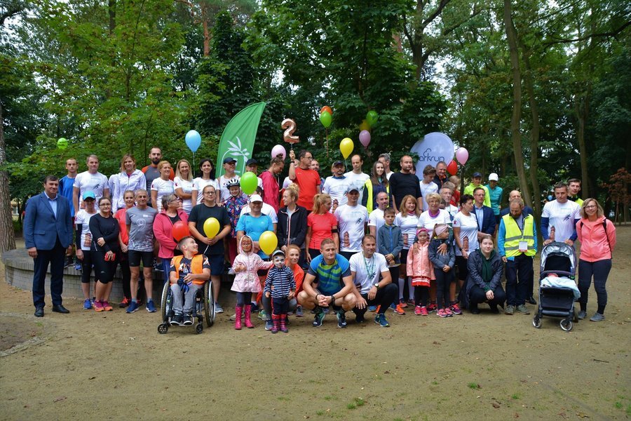 Pamiątkowe zdjęcie z drugich urodzin kościańskiego parkrunu. Wrzesień 2019. 