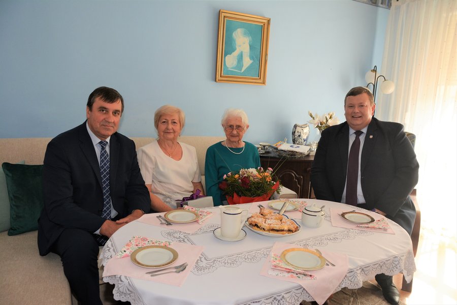 Samorządowcy złożyli jubilatce życzenia i wręczyli upominki. Fot. Jacek Olejniczak