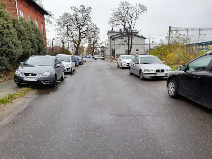 Kierowcy parkują także wzdłuż ulicy i ogrodzenia peronu pierwszego. 