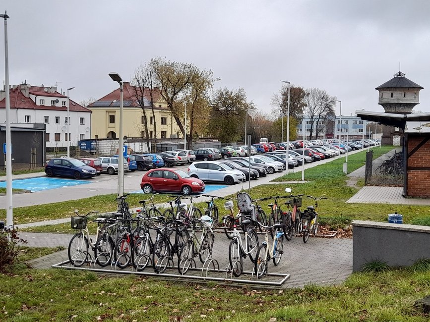Parking zapełnia się już rano.