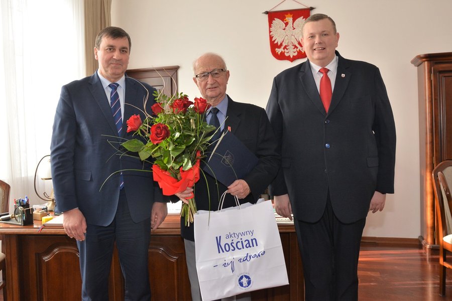 Jubilat przyjął życzenia od władz miasta. Fot. UMK