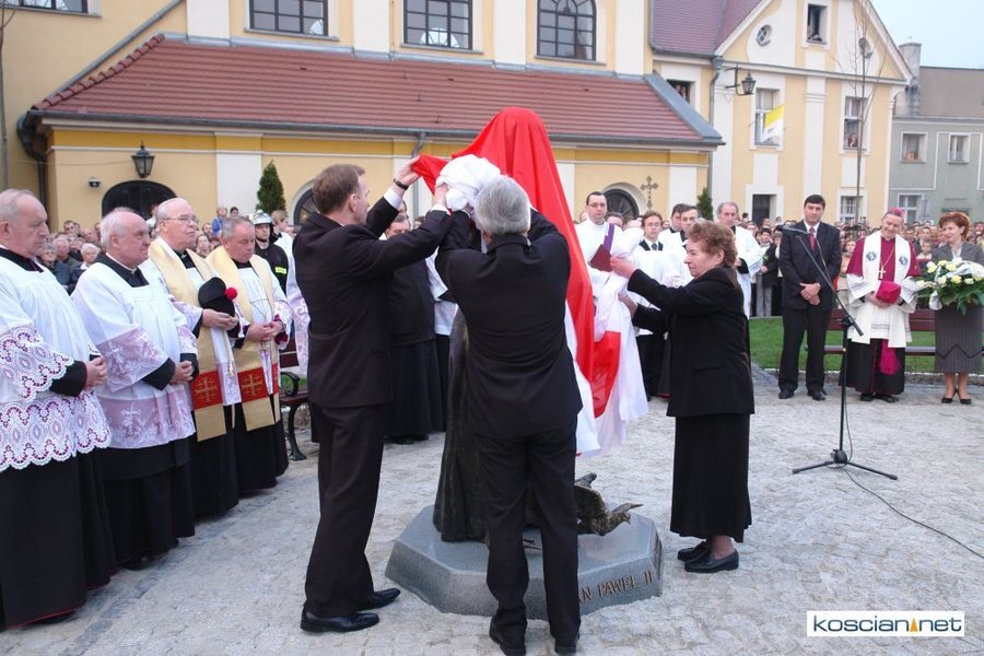 Pomnik JP II na Placu Niezłomnych odsłonięto i poświęcono 15 lat temu - 2 kwietnia 2007 roku. 