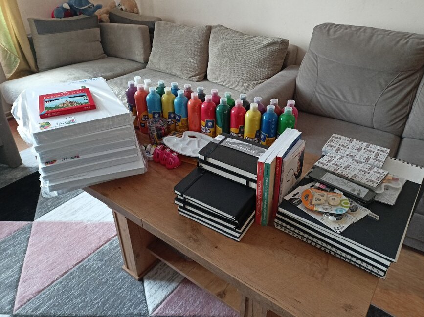 Materiały plastyczne i książki dla Domu Dziecka