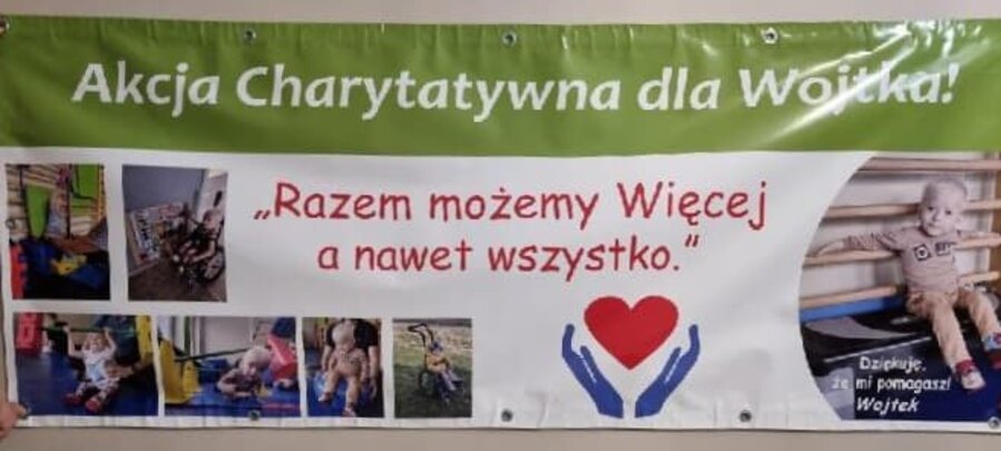 Stoisko z domowymi wypiekami znajdziecie w pobliżu tego banera.