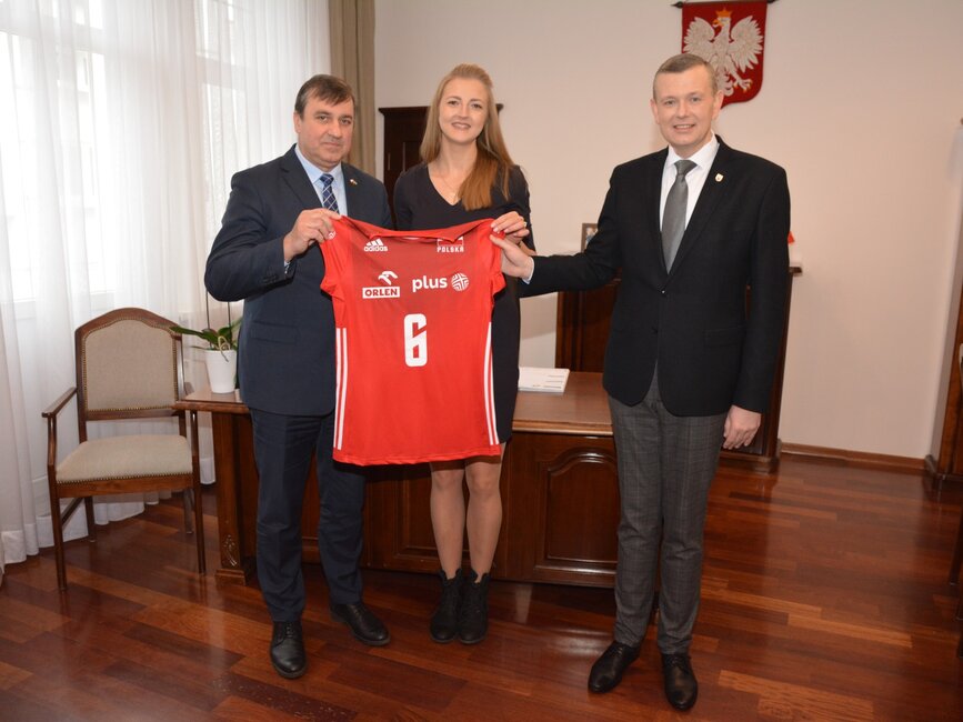Na pamiątkę spotkania Kamila Witkowska podarowała burmistrzowi swoją reprezentacyjną koszulkę.