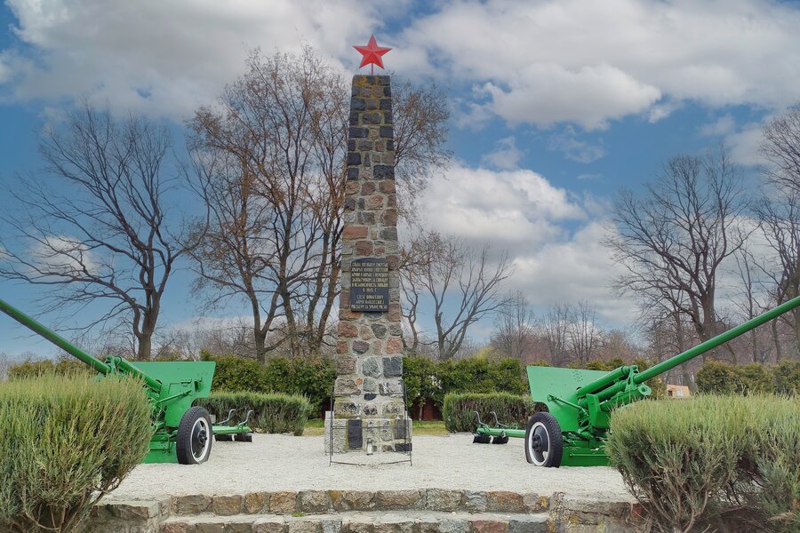W kwaterze spoczywa 436 żołnierzy radzieckich poległych w okolicach Kościana w 1945 roku. Nazwiska większości z nich nie są znane.