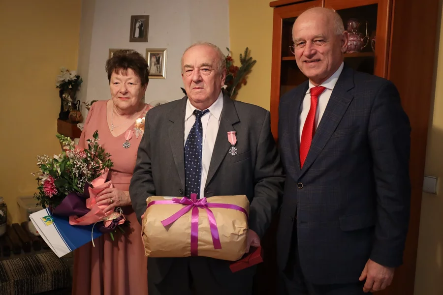 Ewa i Lech Jakubowicz z wójtem Andrzejem Przybyłą