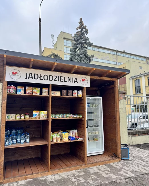 Jadłodzielnia mieści się przy wjeździe na teren byłych zakładów tytoniowych przy ul. Bernardyńskiej 2. 