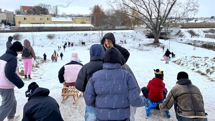 Luty 2025 - gdy tylko pojawił się śnieg góra zapełniła się ludźmi.