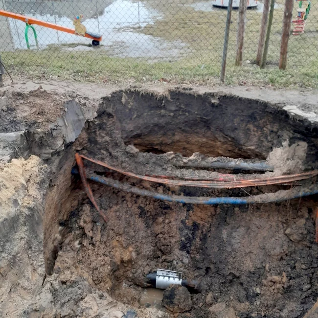 Na osiedlu Konstytucji 3 Maja doszło do pęknięcia sieci wodociągowej. 