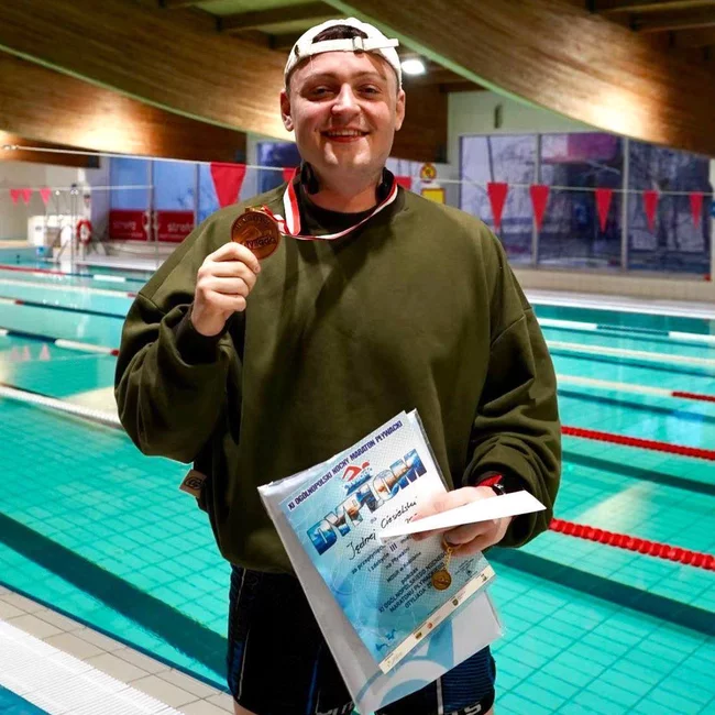 Jędrzej Ciesielski pływał przez 24 godziny aby wesprzeć fundację Cancer Fighters 