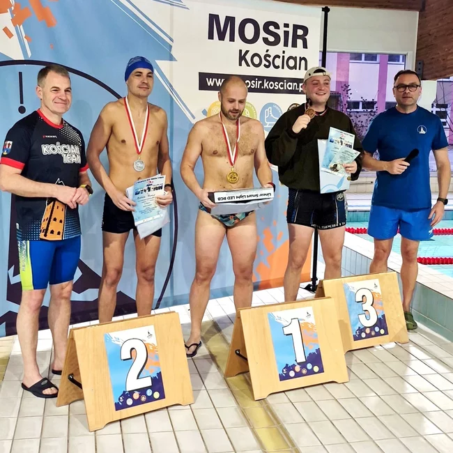 Zwycięzcy udekorowani przez burmistrza Sławomira Kaczmarka i dyrektora MOSiR Witolda Opielewicza 