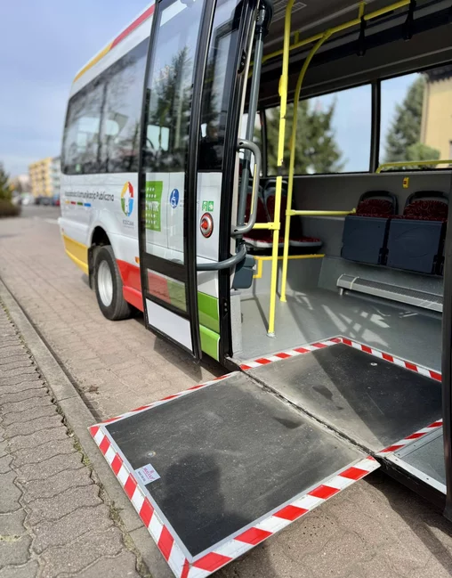 Busy posiadają platformę, która umożliwia wjazd wózkiem inwalidzkim lub dziecięcym.