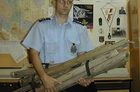 17 sierpnia 2004. Policja prezentuje ,,broń'' odebraną w niedzielę kibicom z Gdańska przed meczem Obra-Lechia.