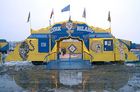 16 marca 2006. Błotnisty plac przy os. Konstytucji 3 Maja. Cyrk Milano rozpoczął sezon przed nadejściem wiosny. :: Fot. Paweł Sałacki