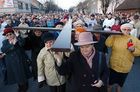 6 kwietnia 2006, godz. 19.22. Trwa coroczna droga krzyżowa ulicami miasta. Krzyż od ulicy Poznańskiej do kościoła farnego niosą na zmianę reprezentanci różnych grup społecznych i zawodowych. :: Fot. Paweł Sałacki
