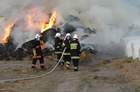 Kokorzyn, 15 marca 2008. Sześć godzin gaszono pożar stogu. Prawdopodobną przyczyną pożaru było podpalenie. Straty oszacowano na 18 tys. zł. <br>
Fot. Bogdan Ludowicz
