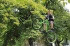 Skatepark na Placu Wolności w Kościanie -  pierwsze dni jesieni. Dobra pora na loty rowerem :) Fot. Bogdan Ludowicz 