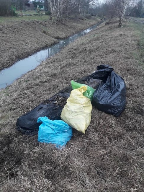 Rów oczyszczono ze śmieci