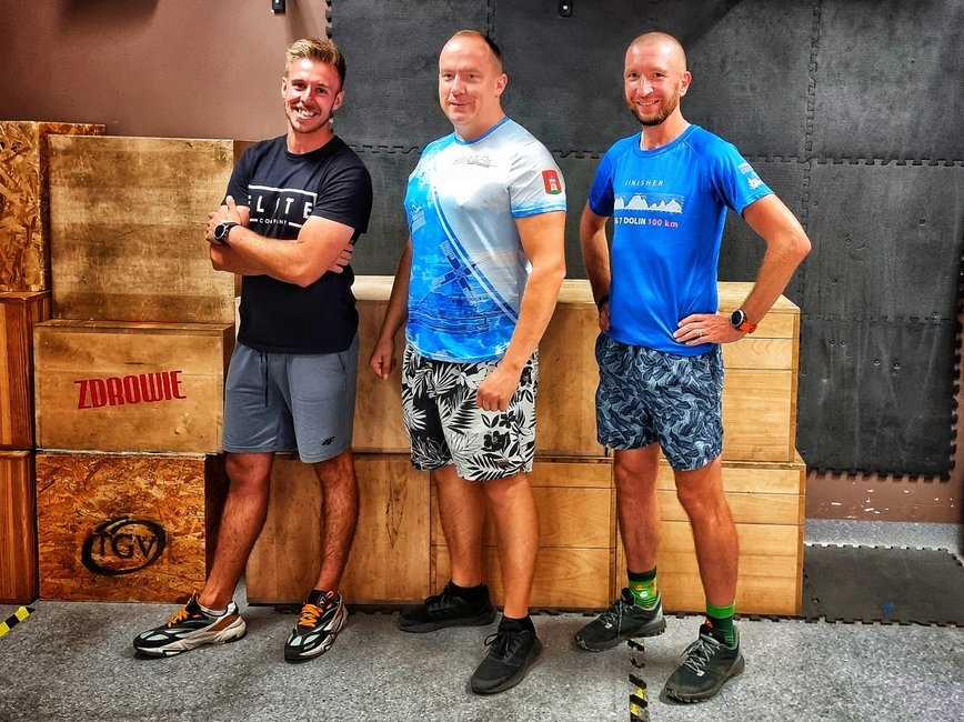 Radny (w środku) ze swoimi trenerami z Klubu TGV