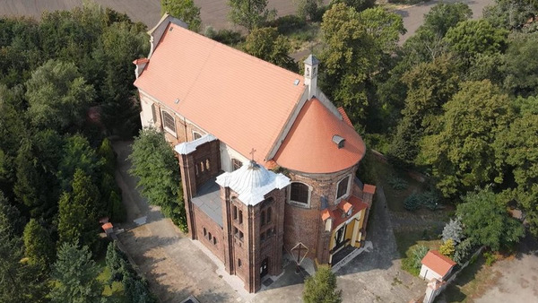 Parafia w Starym Białczu z lotu ptaka