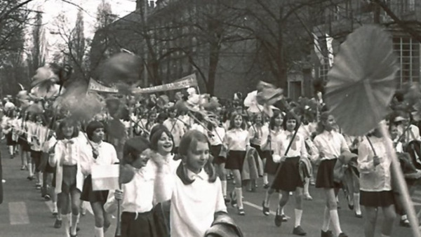Kościańskie pochody 1-majowe. Fotografie sprzed lat