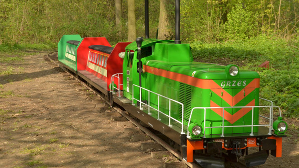 Przez park pędzi lokomotywa…