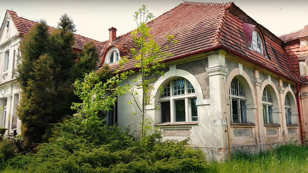 Dwór  nadal niszczeje. Tak wyglądał w czerwcu 2023 roku