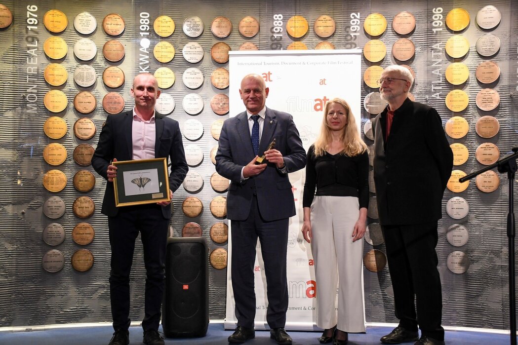 Nagrodę podczas gali w Warszawie odebrali wójt Andrzej Przybyła i Krystian Kozłowski z DNA Studio.
