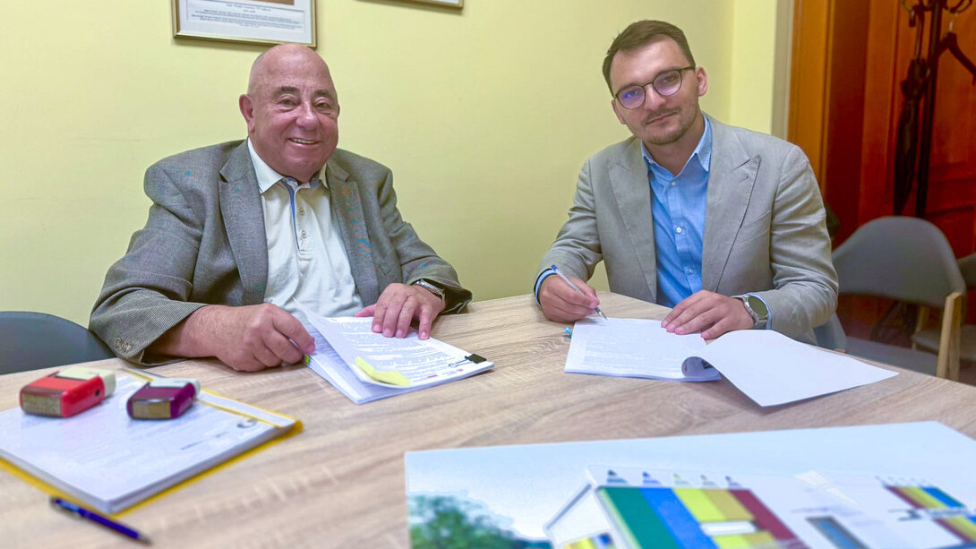 Umowę podpisali prezes Budomontu Władysław Suchora i zastępca burmistrza Patryk Piasecki 