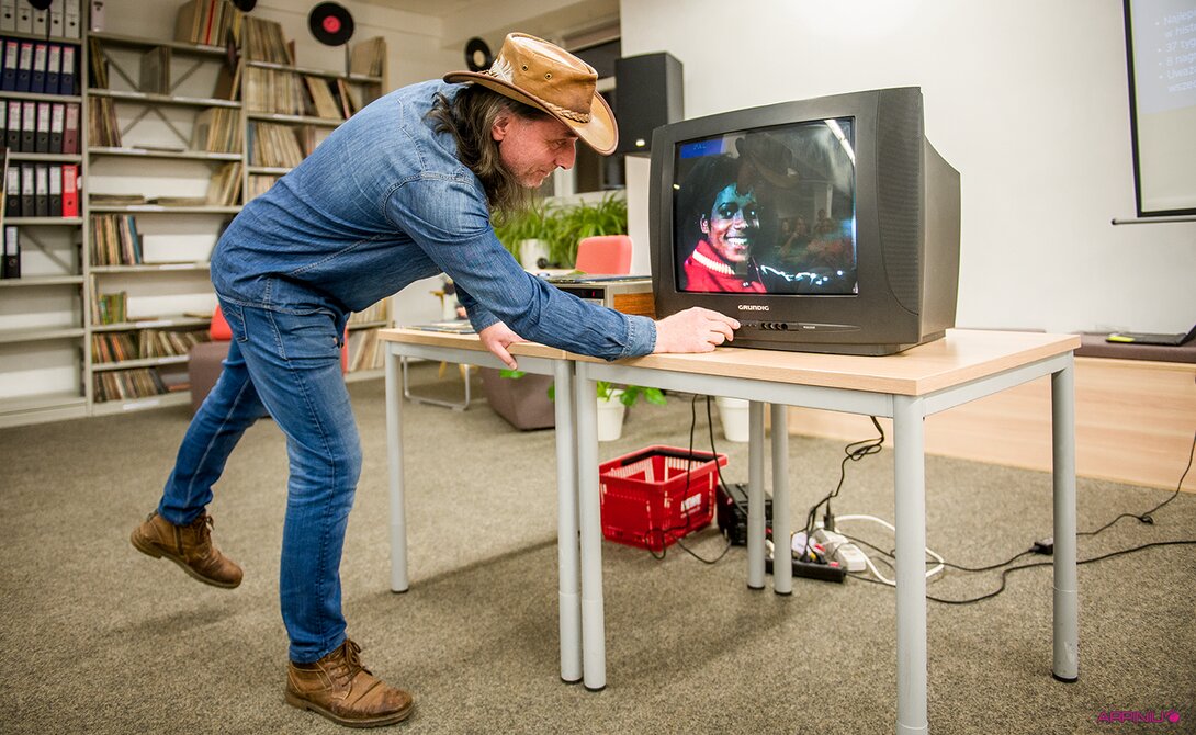 Roman Kosicki prezentuje działanie gramowidu 