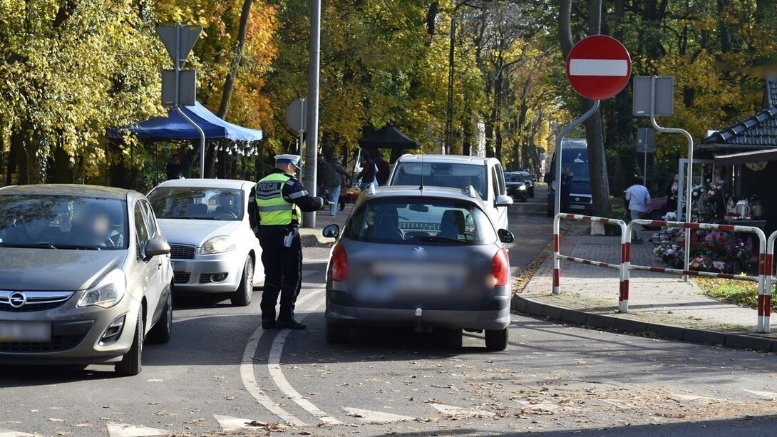 Nie wszyscy patrzą na znaki drogowe…