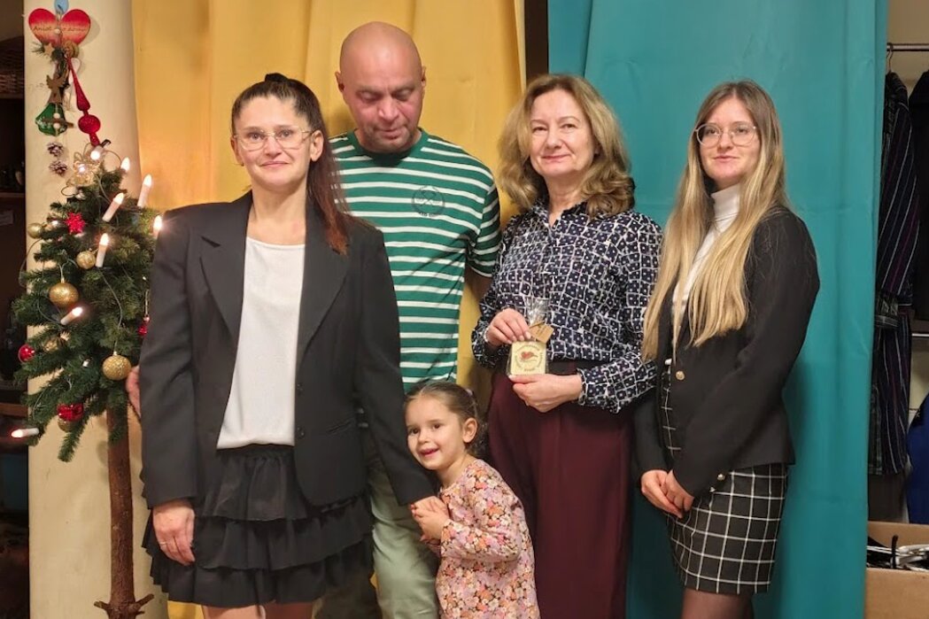 Karolina i Marek z córkami i przewodniczącą rady miejskiej Tamarą Turek