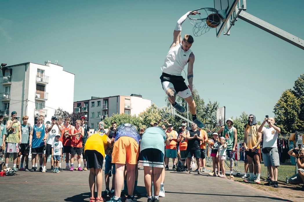 Pokaz wsadów do kosza w wykonaniu Piotra „Grabo” Grabowskiego.