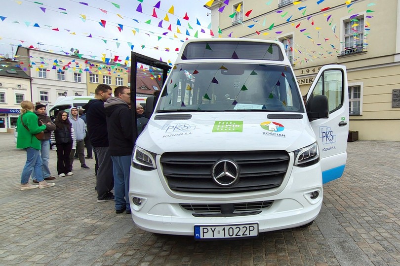 Kościan uruchamia komunikację miejską. Na Rynku zaprezentowano nowe busy