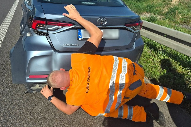 Pięć aut uszkodzonych przez fragmenty opony 