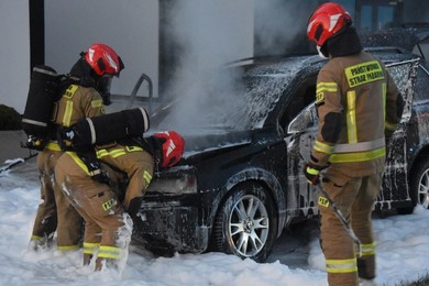 Volvo doszczętnie spłonęło. Na szczęście nikt nie ucierpiał 