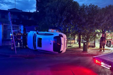 BMW przewróciło się na bok po skręcie w Bernardyńską