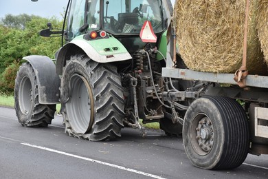 Volvo w rowie po zderzeniu z ciągnikiem