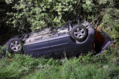 Auto dachowało po wjechaniu do rowu