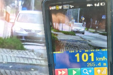 Pędził 101 km/h obok szkoły. 18-latek stracił prawo jazdy