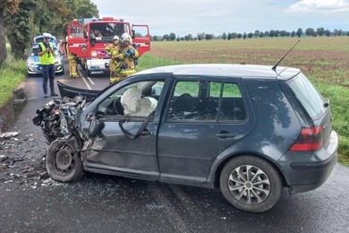 Wyprzedzał na łuku drogi i doprowadził do czołówki 