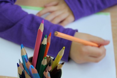 Jak narysować autoportret? Weź lusterko i spróbuj