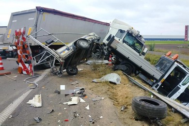 Ciężarówka uderzyła w pojazd służby drogowej. Ucierpiał 24-latek  