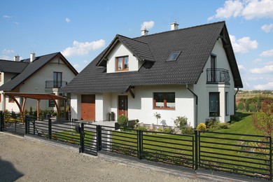 Czy dekarz pomoże Ci zabezpieczyć dach płaski przed wilgocią? Wyjaśniamy