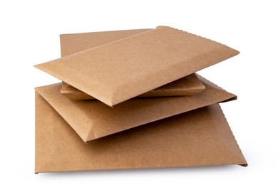 Karton czy koperta kurierska? Przewodnik po najlepszych opakowaniach dla małych przedmiotów