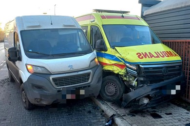 Zderzenie karetki pogotowia z osobówką. Ambulans jechał na sygnałach